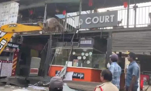 GHMC removes illegal sheds at DLF food street