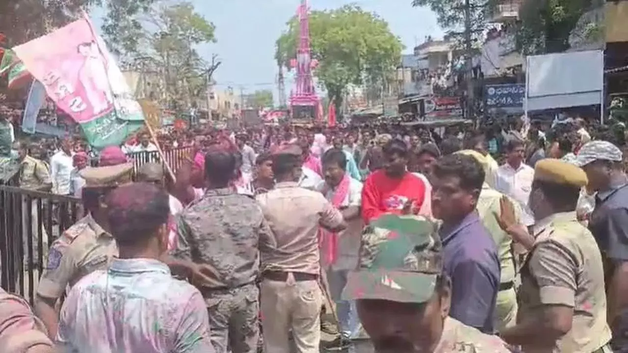 Congress., BRS clash during Komala Jatara celebrations Congress., BRS clash during Komala Jatara celebrations