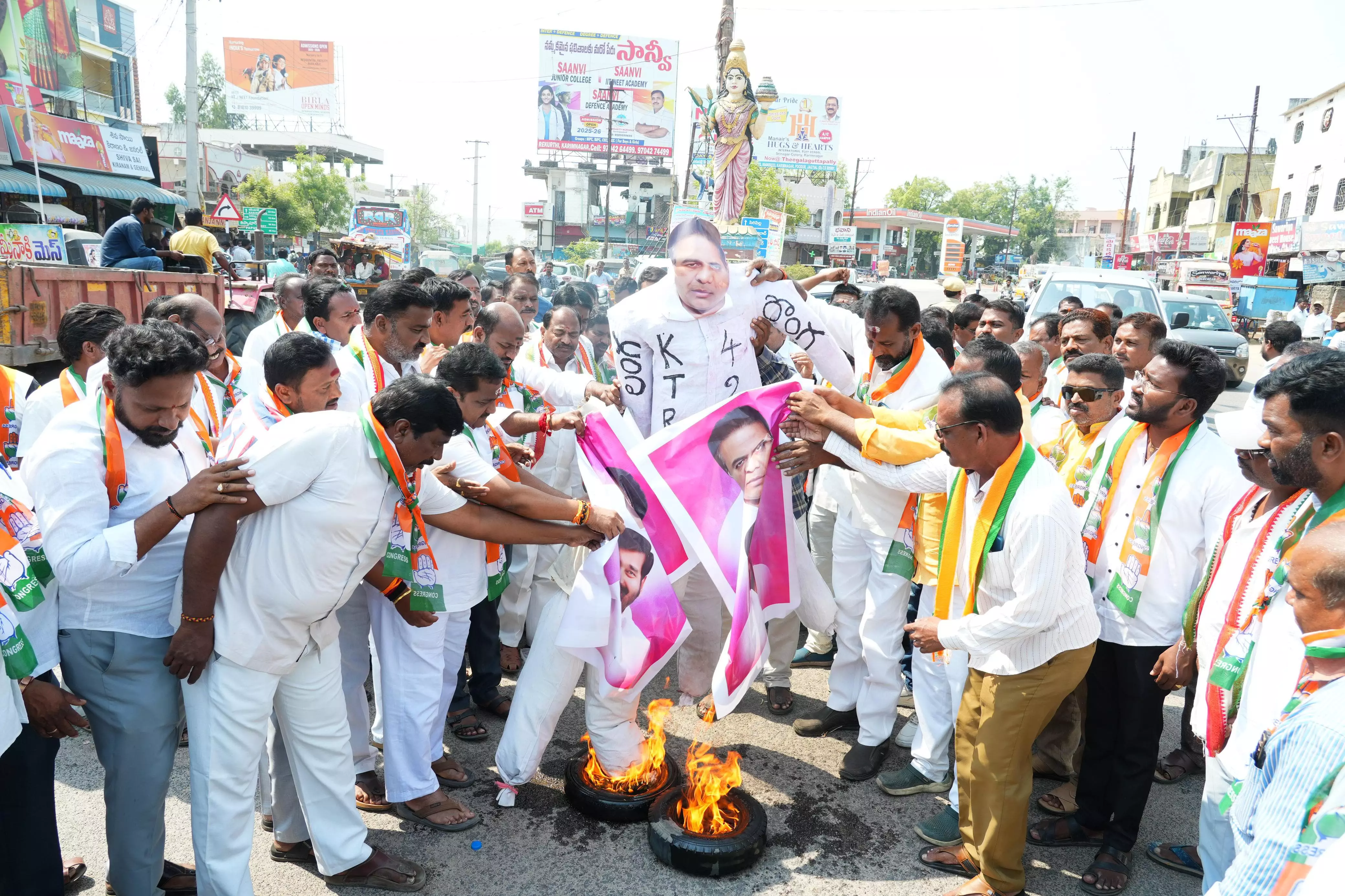 Congress protests BRS leader’s comments on Speaker, burns effigies of BRS leaders