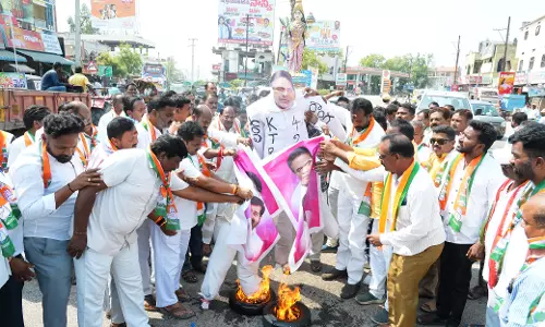 Congress protests BRS leader’s comments on Speaker, burns effigies of BRS leaders