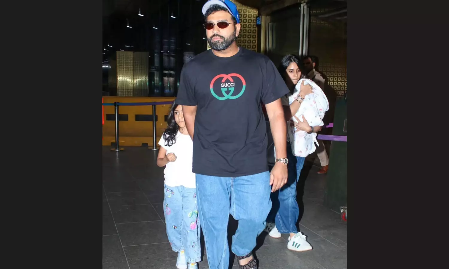 Watch: Rohit Sharma sets a tight field, even at the airport! Watch: Rohit Sharma sets a tight field, even at the airport!