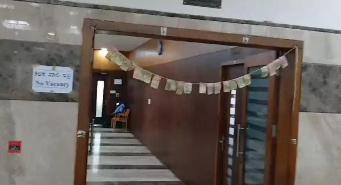 KSOU Non-Teaching Staff Protest Corruption With Currency Garland KSOU Non-Teaching Staff Protest Corruption With Currency Garland
