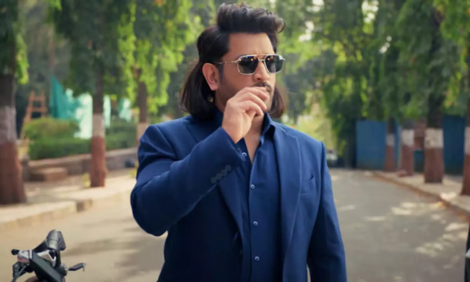 MS Dhoni Channels Ranbir Kapoor in Hilarious New Ad MS Dhoni Channels Ranbir Kapoor in Hilarious New Ad