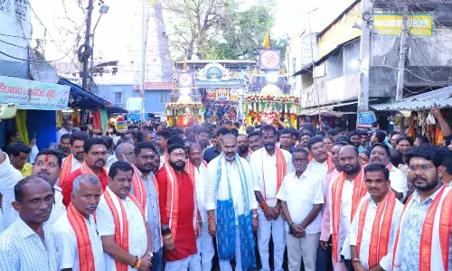Government whip offers prayers at Vemulawada
