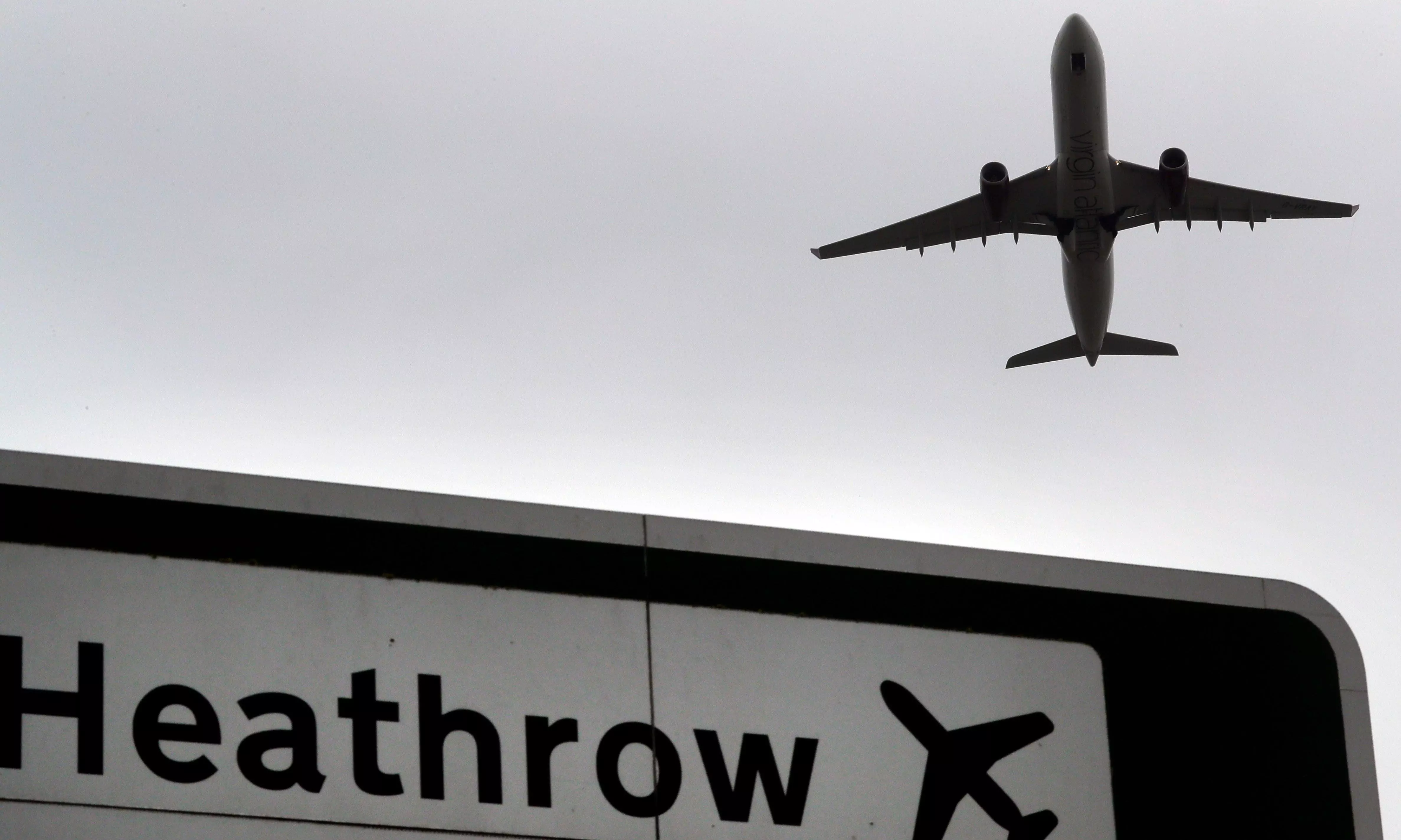 Londons Heathrow airport closed after fire causes major power cut Londons Heathrow airport closed after fire causes major power cut