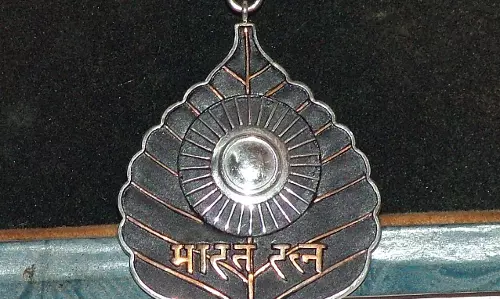 Maharashtra Assembly Seeks Bharat Ratna for Jyotirao Phule, Savitribai Maharashtra Assembly Seeks Bharat Ratna for Jyotirao Phule, Savitribai