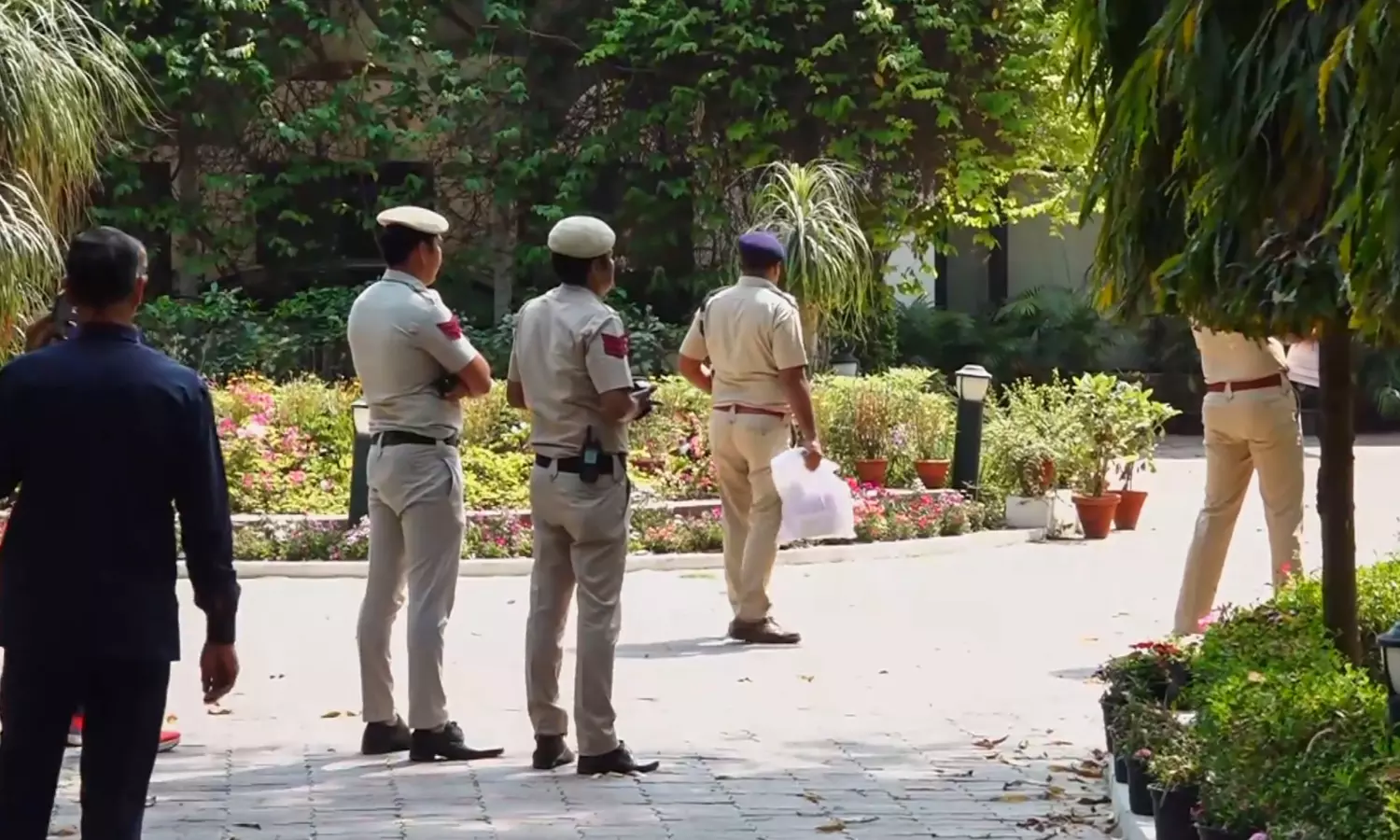 Judge cash row: Police team led by DCP visits Delhi HC judges residence