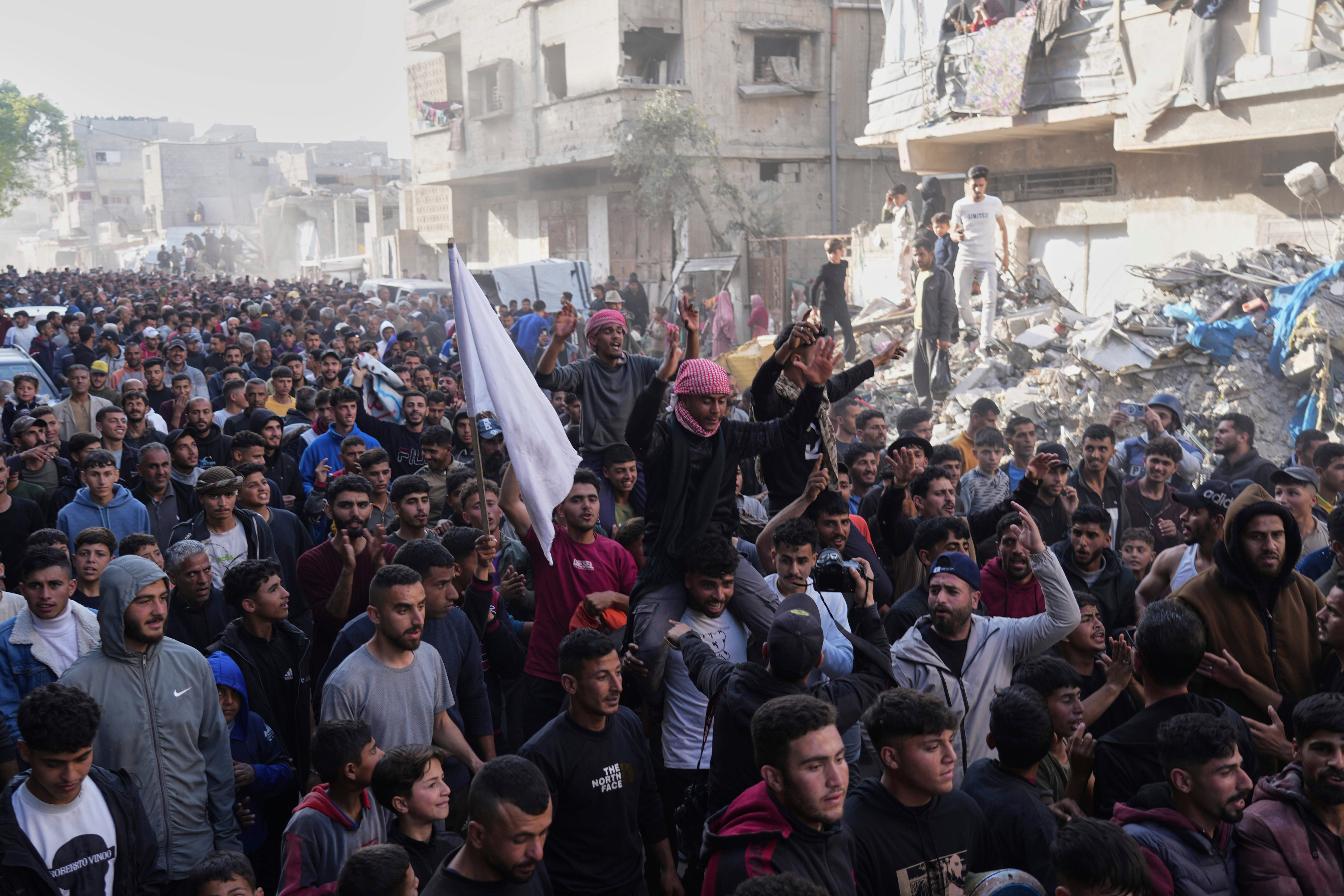 イスラエルはより多くの避難を命じ、パレスチナ人は珍しい反ハマの抗議を舞台にした