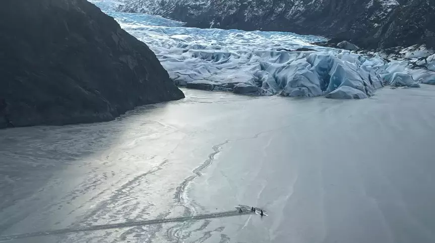 Pilot, Family Stranded on Plane Wing in Alaska Lake Was Not Authorised to Fly Pilot, Family Stranded on Plane Wing in Alaska Lake Was Not Authorised to Fly