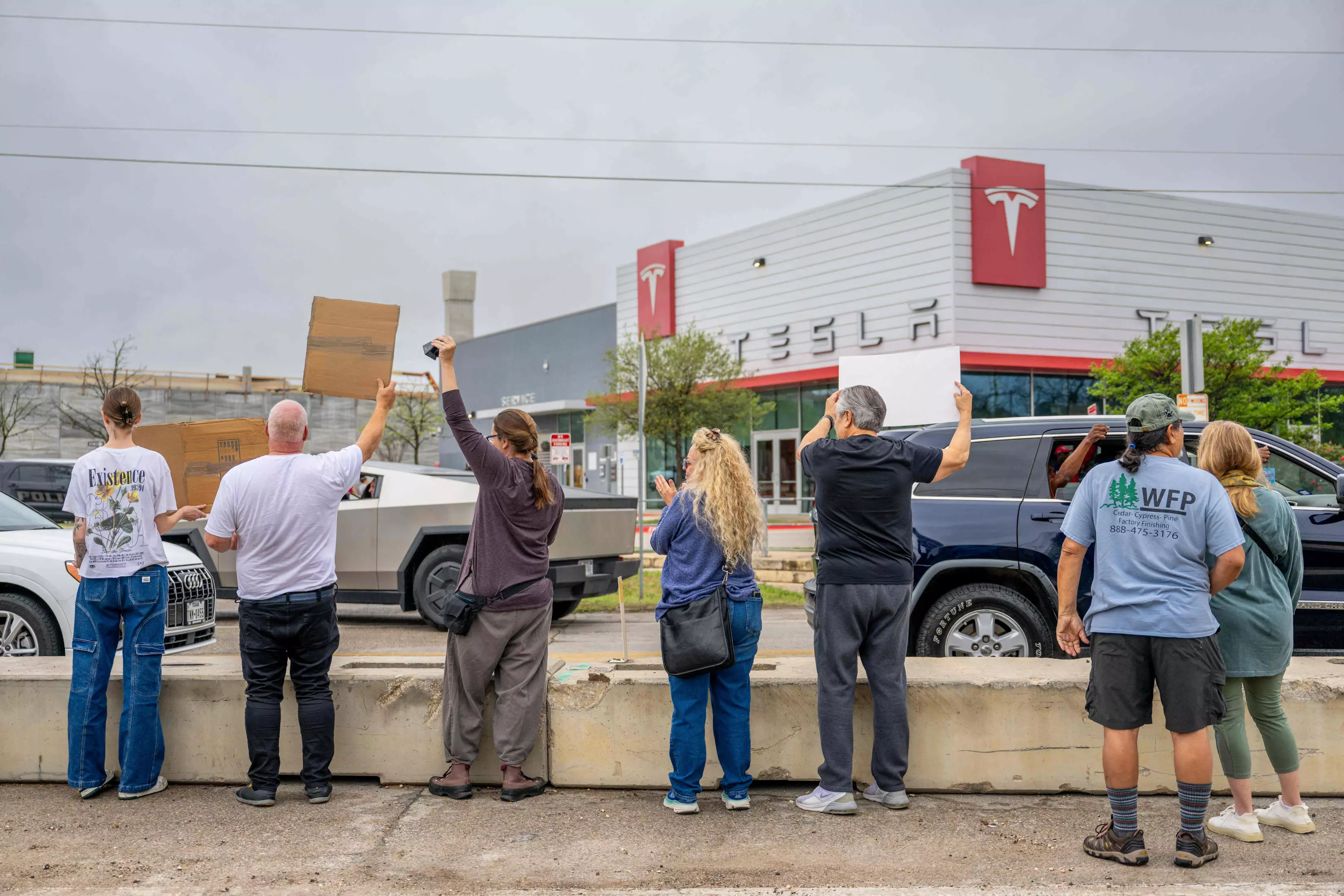 Protesters rebelling against Musks purge of US govt swarm Tesla showrooms
