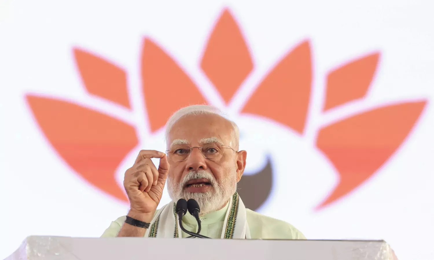 Modi visits RSS headquarters, calls Sangh banyan tree of Indian culture