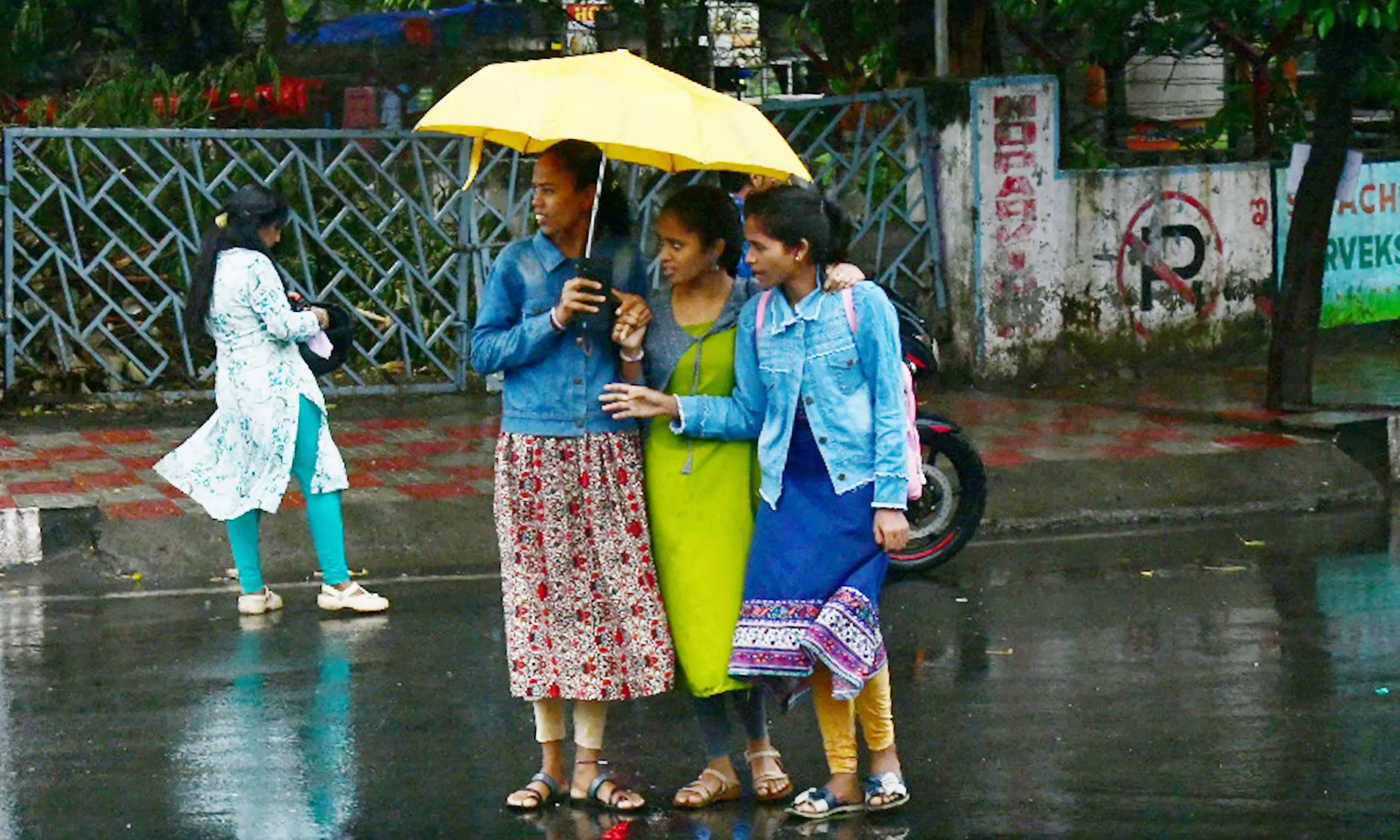 Mercury dips in AP, rains for 3 days Mercury dips in AP, rains for 3 days
