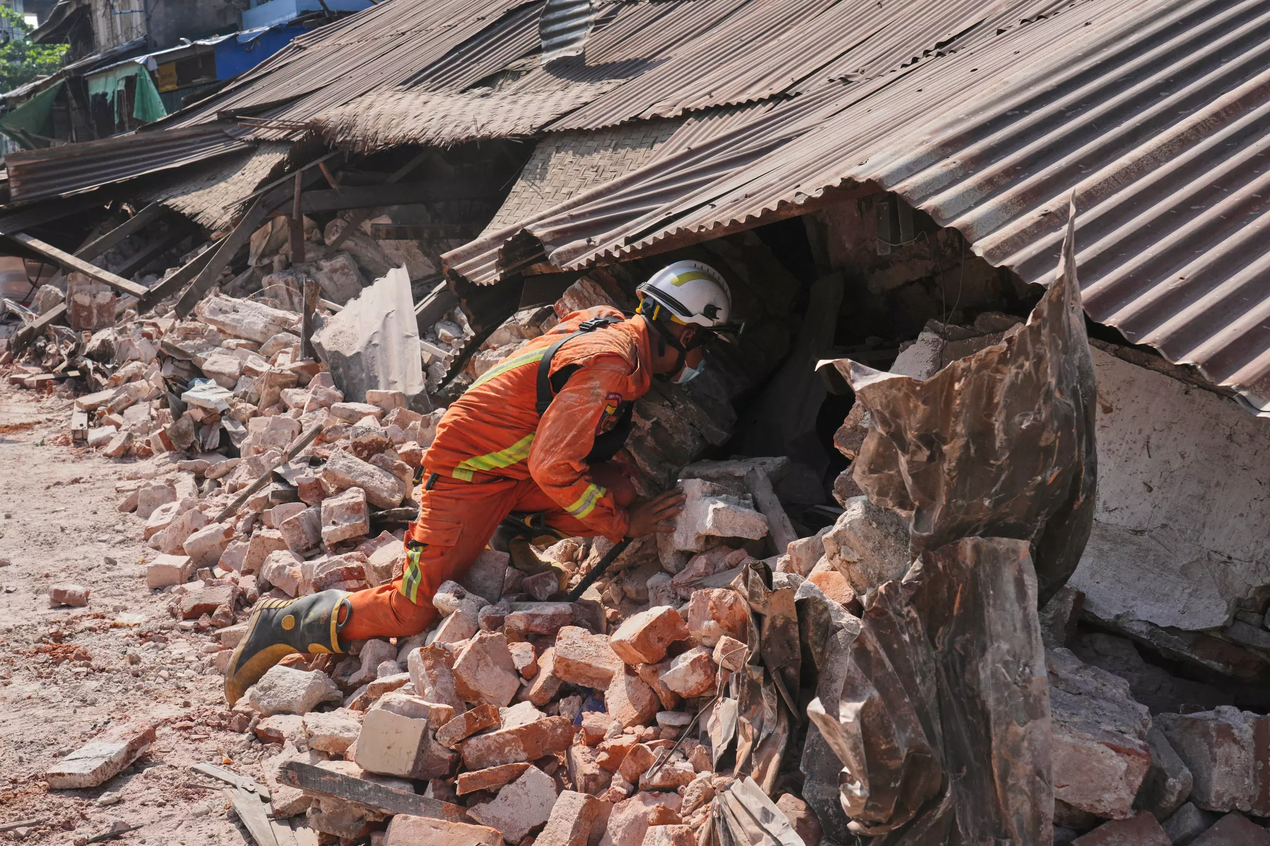 Myanmar quake: Survivors still being found, death toll tops 2,700