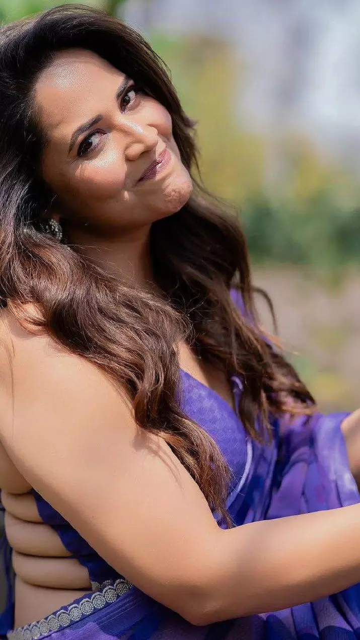 Anasuya embraces the saree refinement