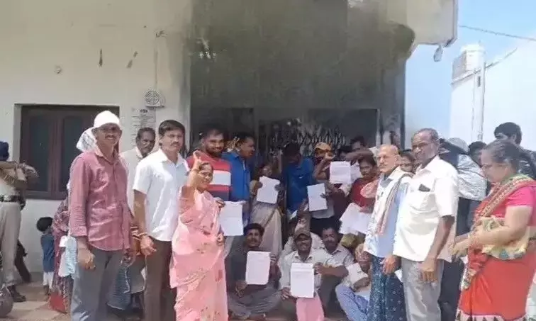 Customers locks Raiparthy SBI branch in Warangal