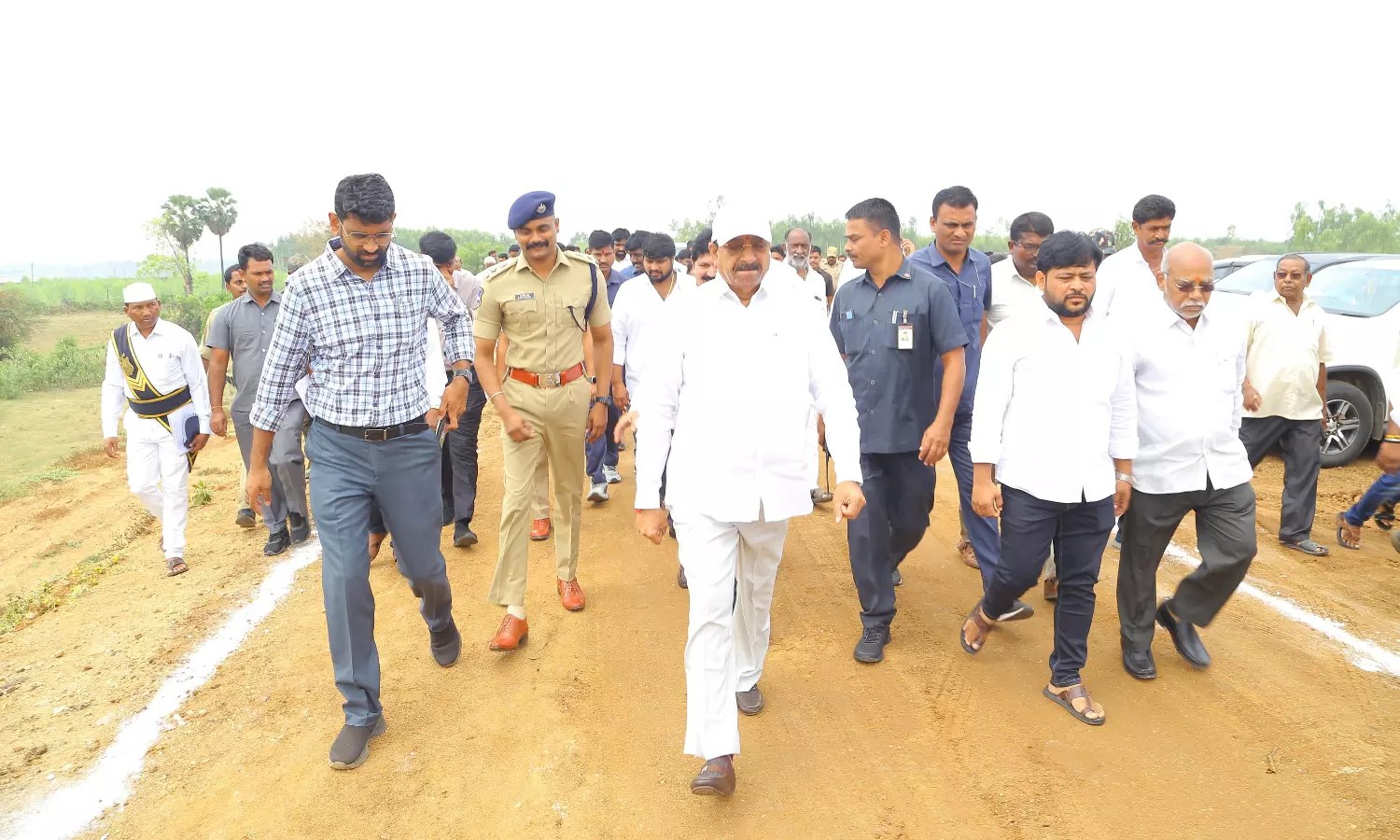 Agriculture minister Tummala Nageswara Rao inspects work on the ‘karakatta’ in Bhadrachalam on Friday