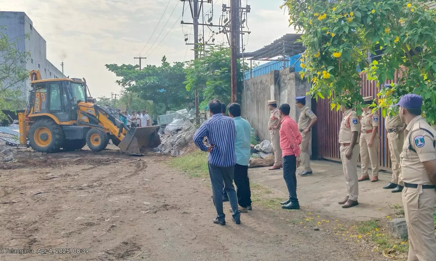 HYDRAA demolishes road-blocking walls in Suraram