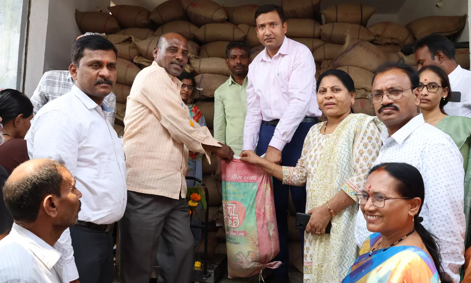 People come in cars for fine ration rice