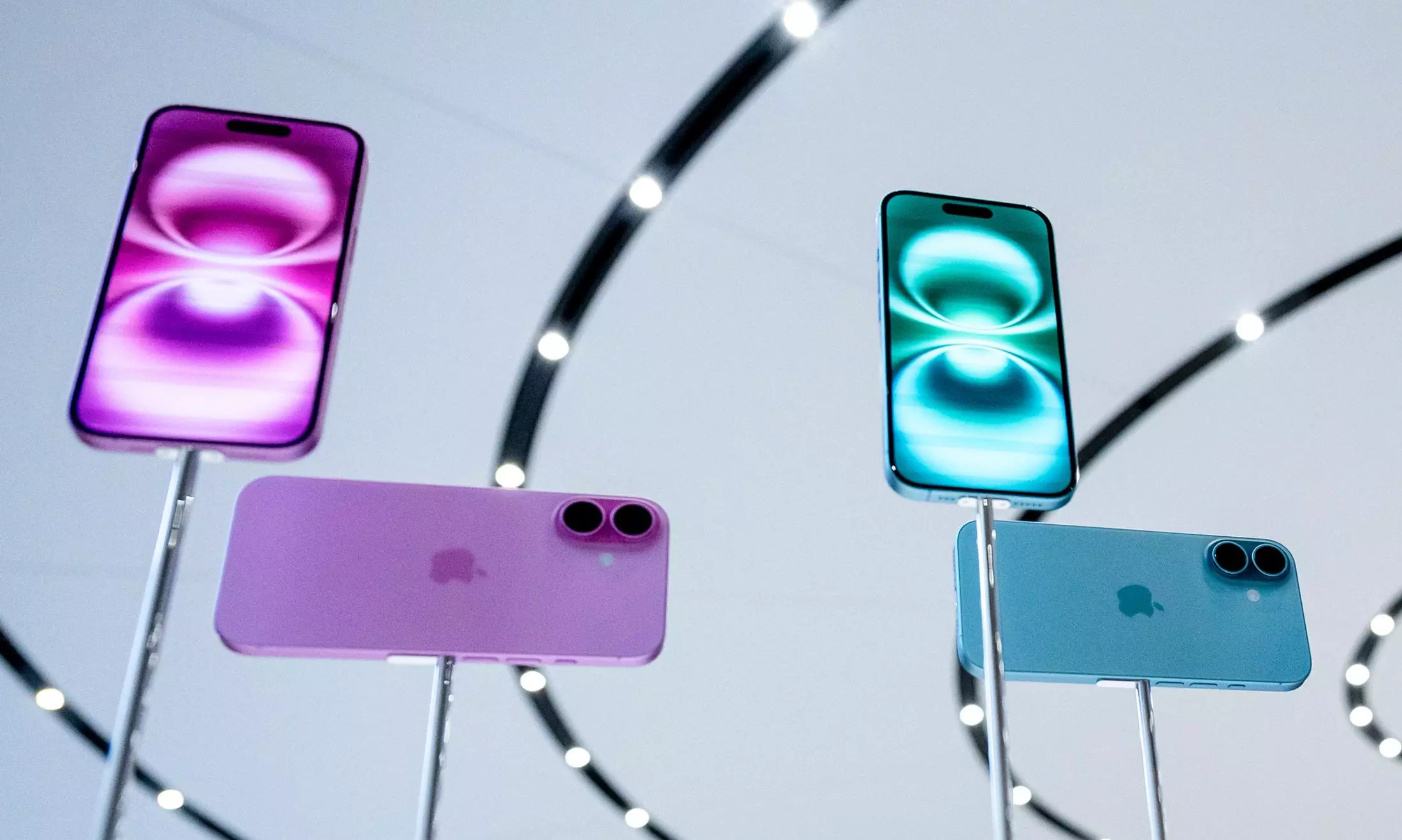 Apple airlifts 600 tons of iPhones from India to beat Trump tariffs: Report Apple airlifts 600 tons of iPhones from India to beat Trump tariffs: Report