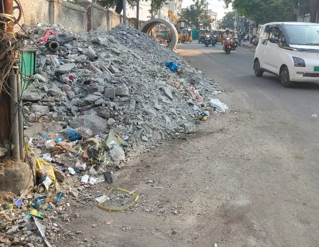 Roads turn dumping yards amid GHMC apathy Roads turn dumping yards amid GHMC apathy