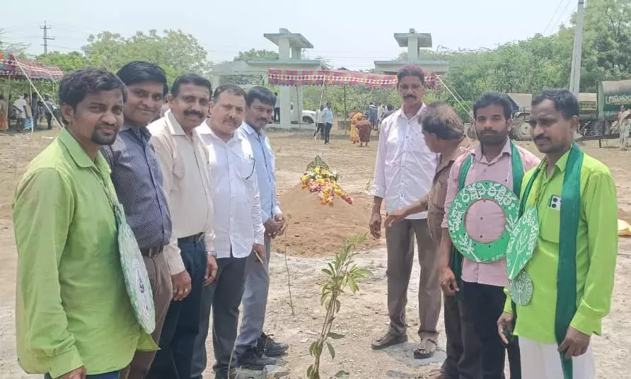 Nature Lovers Pay Tribute to Vanajeevi Ramaiah by Planting Sapling Near His Mortal Remains Nature Lovers Pay Tribute to Vanajeevi Ramaiah by Planting Sapling Near His Mortal Remains
