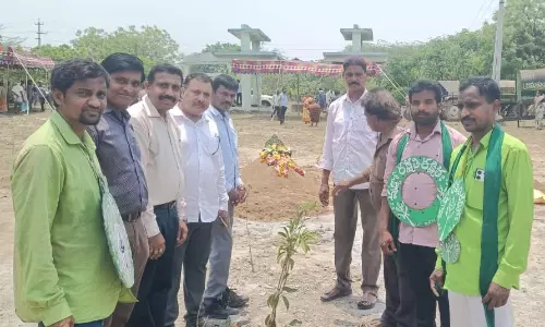 Nature Lovers Pay Tribute to Vanajeevi Ramaiah by Planting Sapling Near His Mortal Remains Nature Lovers Pay Tribute to Vanajeevi Ramaiah by Planting Sapling Near His Mortal Remains