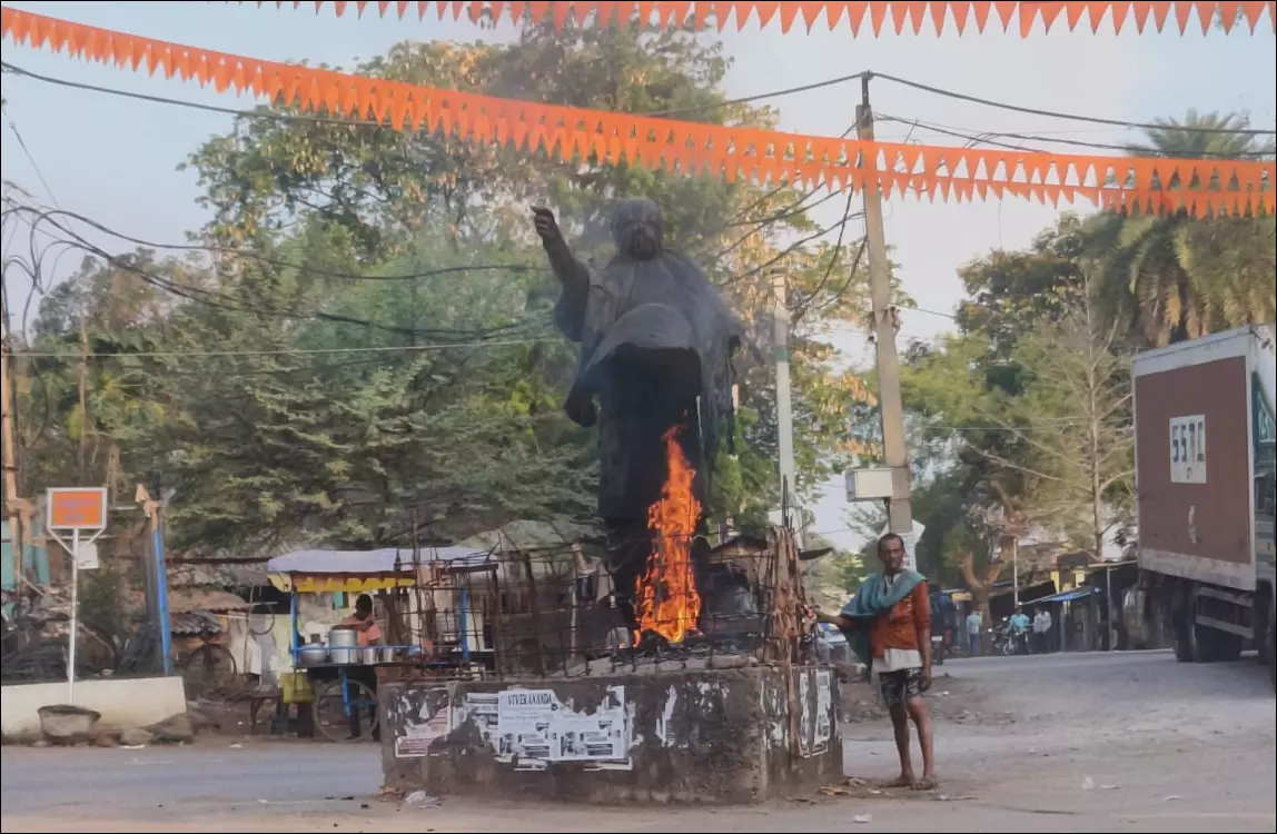 Bolangir: Biju Patnaik Statue Set Ablaze, One Detained Bolangir: Biju Patnaik Statue Set Ablaze, One Detained