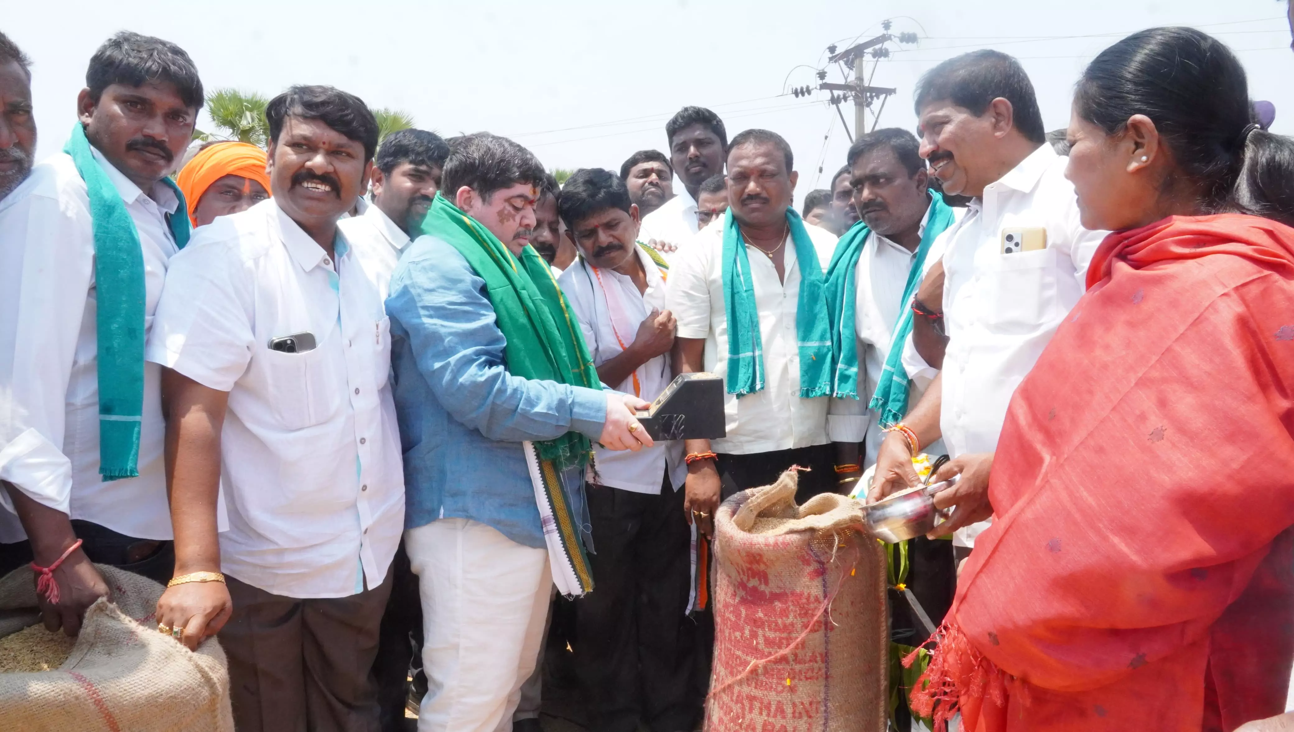 Ponnam Opens Paddy Procurement Centre, Vows Prompt Payments