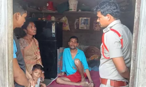 Cop Helps Out Kin Of Road Accident Survivor