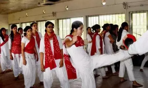 Police Train Girls On Self Defence