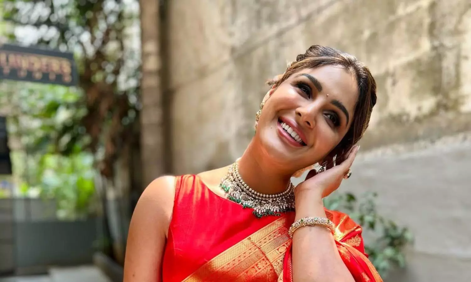 Samyuktha Menons Red Silk Saree Comes With Golden Detailing Samyuktha Menons Red Silk Saree Comes With Golden Detailing