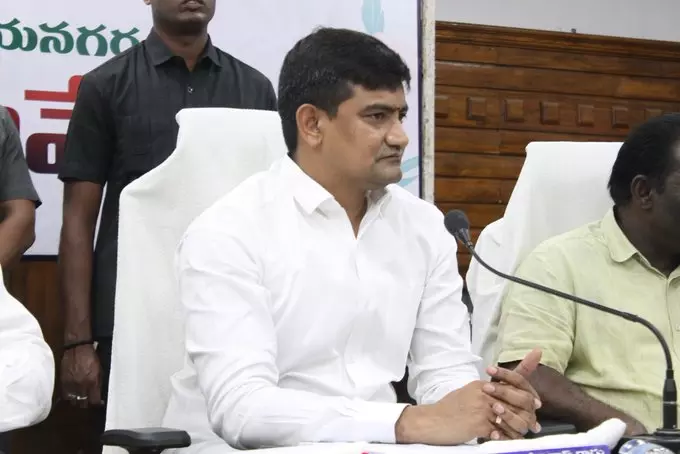 MSME Minister Assures All Help to Mango Growers in AP