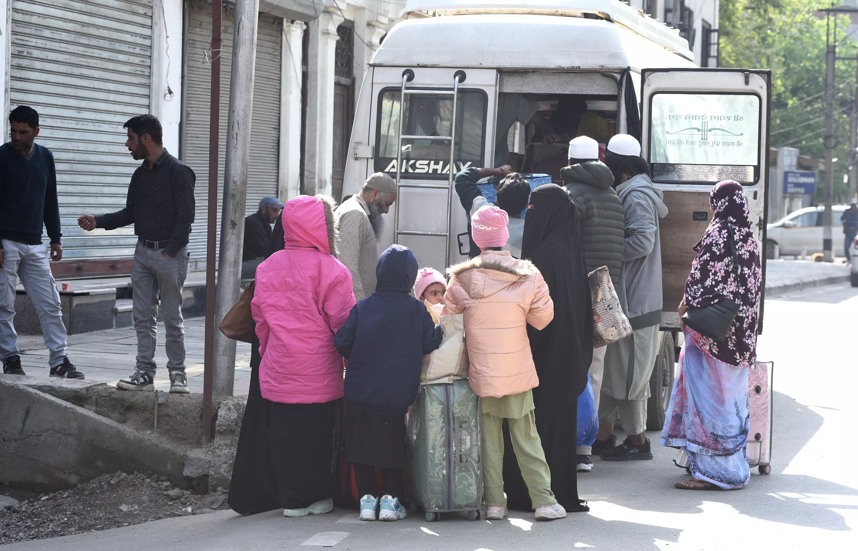 Visitors left Srinagar as Tuesday's terrorist attacks ignited security concerns. (Photo/Hu Naqash) Visitors left Srinagar as Tuesday's terrorist attacks ignited security concerns. (Photo/Hu Naqash)
