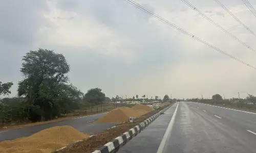 Farmers forced to dry harvested paddy on service roads