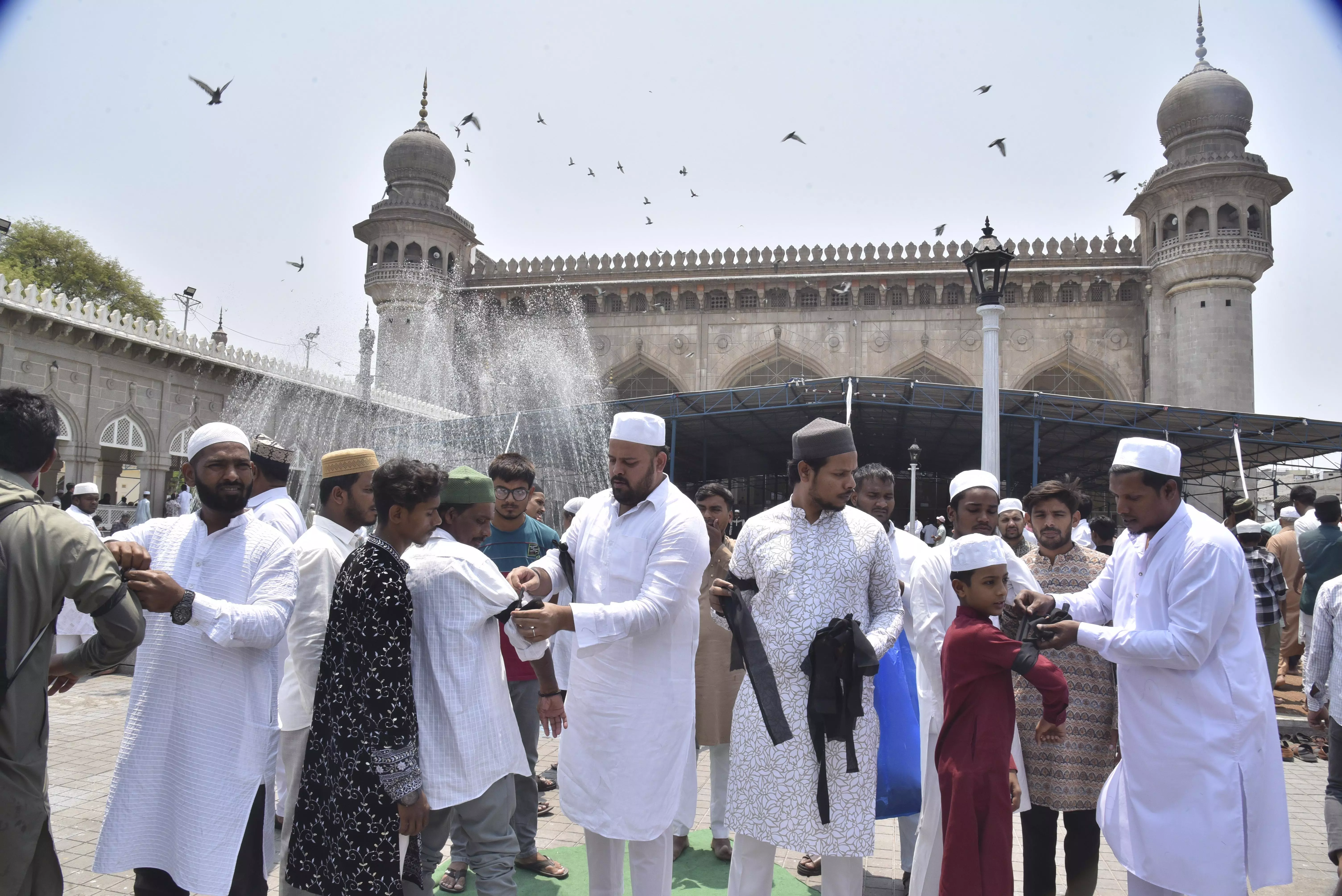 Muslims Wear Black-Arm Bands for Jumma Namaaz to Protest Pahalgam Attack