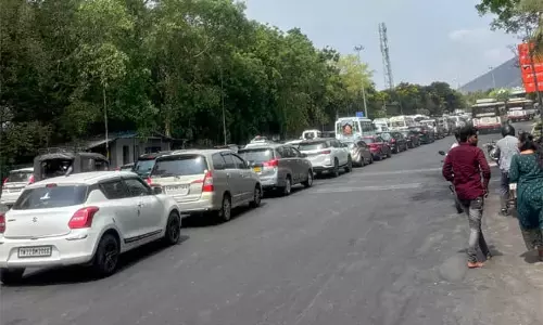 Summer Vacation, Weekend Crowd Causes Huge Delays for Tirumala Pilgrims at Alipiri