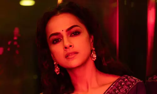 Dazzling Red Lights Up Shraddha Srinaths Saree Look