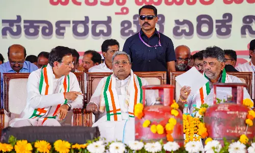 Siddaramaiah in Soup for Angry Gesture Against Senior COP