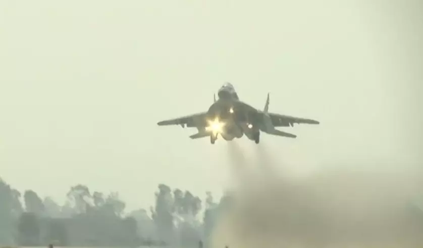 IAF Showcases Its Military Prowess on Ganga Expressway Strip