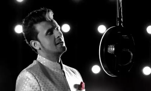 Sonu Nigam Loses His Cool As Audience Demand Kannada Songs At Bengaluru concert Sonu Nigam Loses His Cool As Audience Demand Kannada Songs At Bengaluru concert