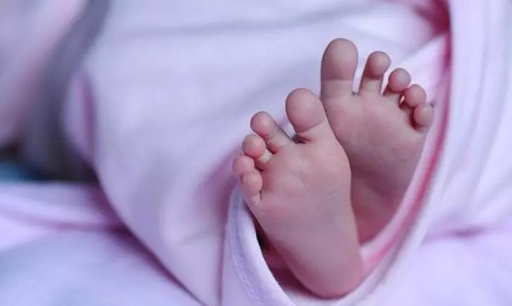 హైదరాబాద్: నర్సులు మహిళలతో పనిచేస్తారు, బేబీ డైస్ హైదరాబాద్: నర్సులు మహిళలతో పనిచేస్తారు, బేబీ డైస్