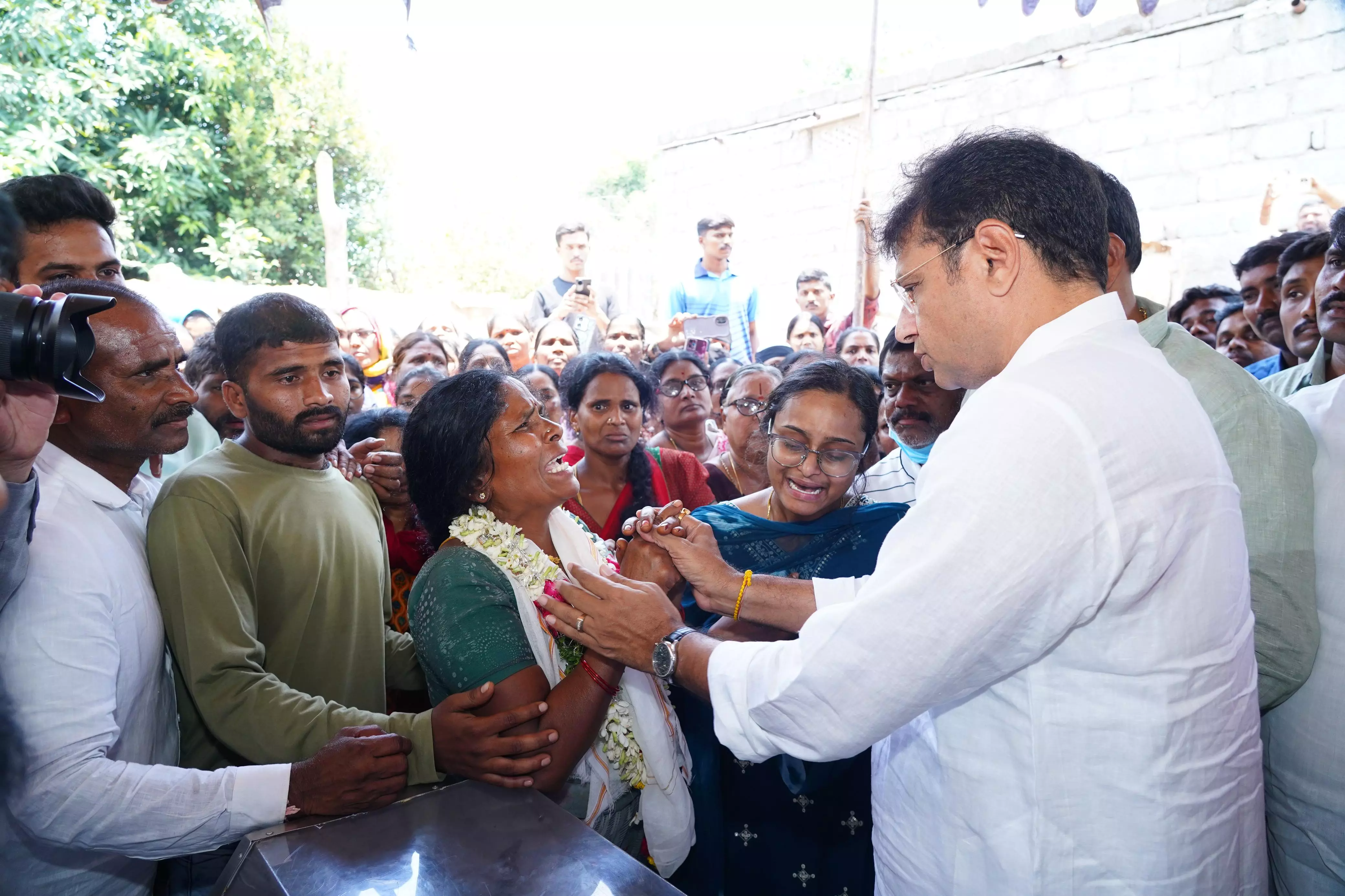 Sridhar Babu Pays Tributes To Mortal Remains Of Greyhounds Constable Killed In Landline Blast