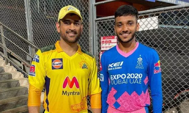 Handshake That Won Hearts : Dhonis Subtle Gestures Speak Louder Than Words