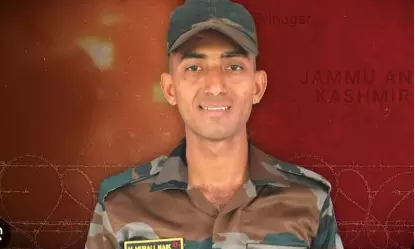 Maharashtra Minister Consoles Soldier Murali Naiks Family In Andhra Maharashtra Minister Consoles Soldier Murali Naiks Family In Andhra