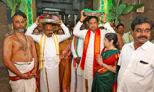 Srivaru Sends Sare To His Beloved Sister