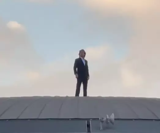 Tom Cruise Takes to the Roof for a Daring Stunt