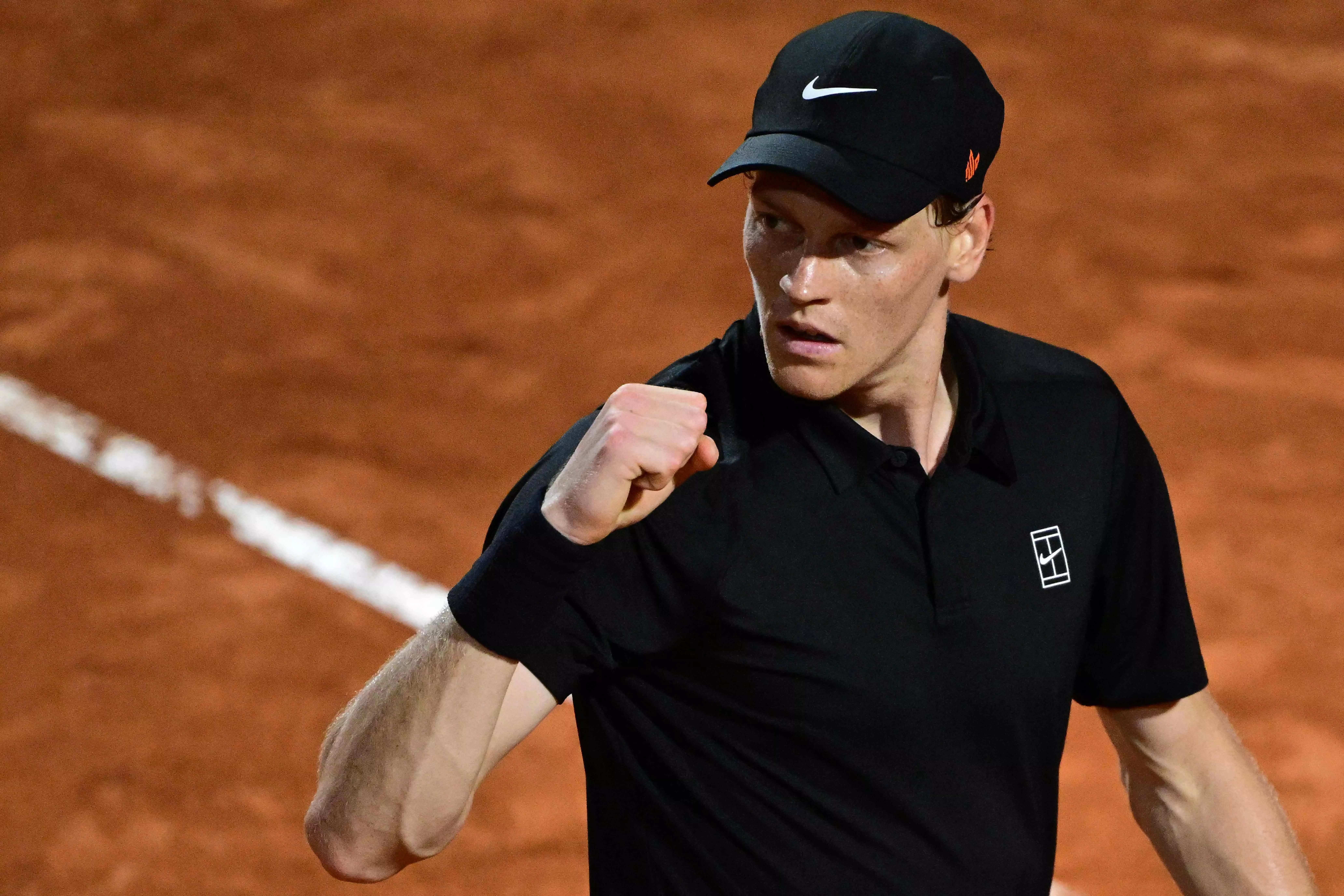 Sinner Moves Through Gears to Reach Italian Open Quarters