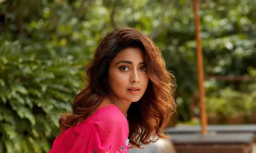 Shriya Saran Raises Temperature In Vibrant Pink