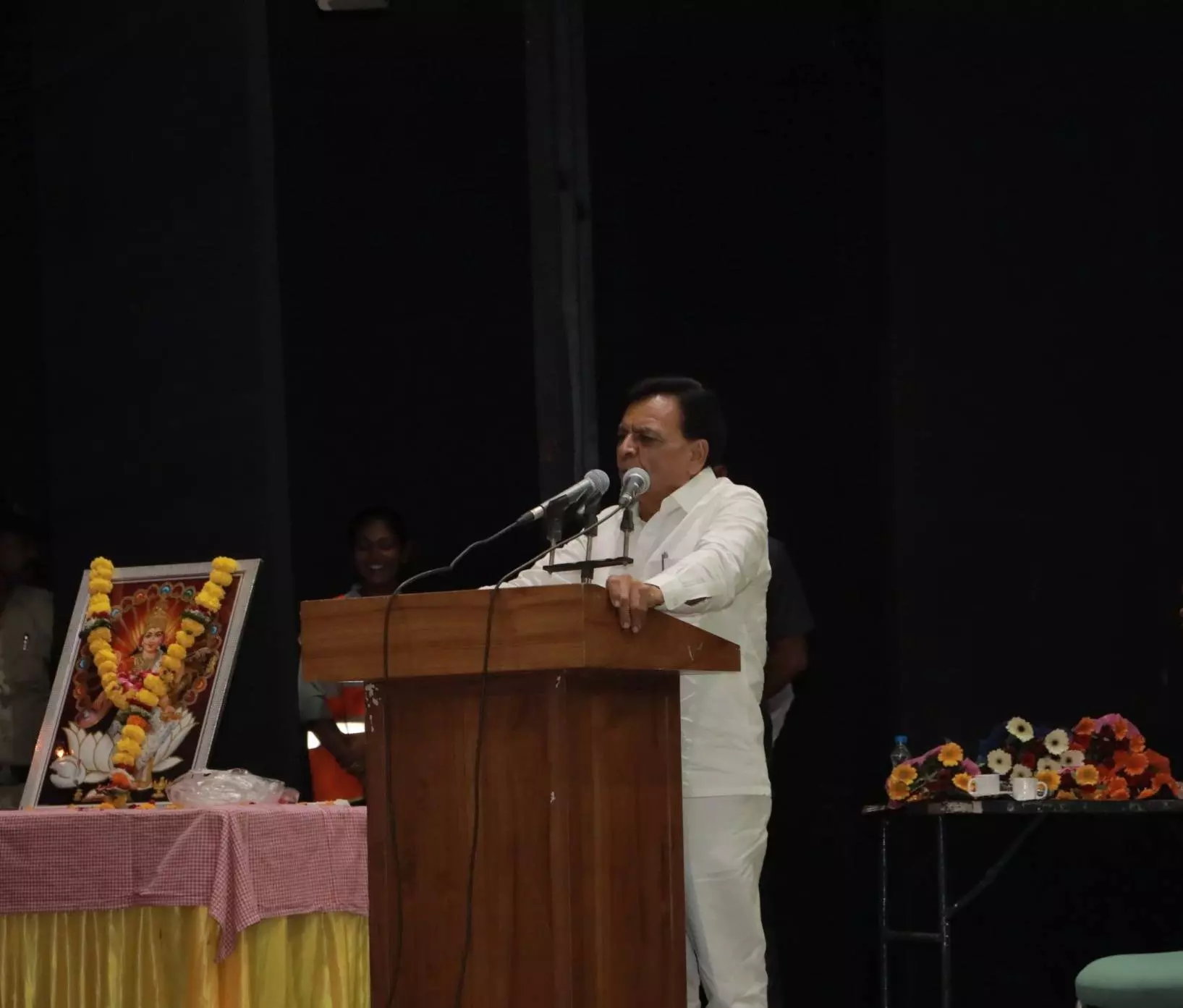 దేశ సైన్యం ప్రధాని ముందు రాజీనామా చేసినట్లు ఎంపి మంత్రి తెలిపారు. ఇది మిలటరీకి వ్యతిరేకంగా సిగ్గు అని కాంగ్ చెప్పారు దేశ సైన్యం ప్రధాని ముందు రాజీనామా చేసినట్లు ఎంపి మంత్రి తెలిపారు. ఇది మిలటరీకి వ్యతిరేకంగా సిగ్గు అని కాంగ్ చెప్పారు