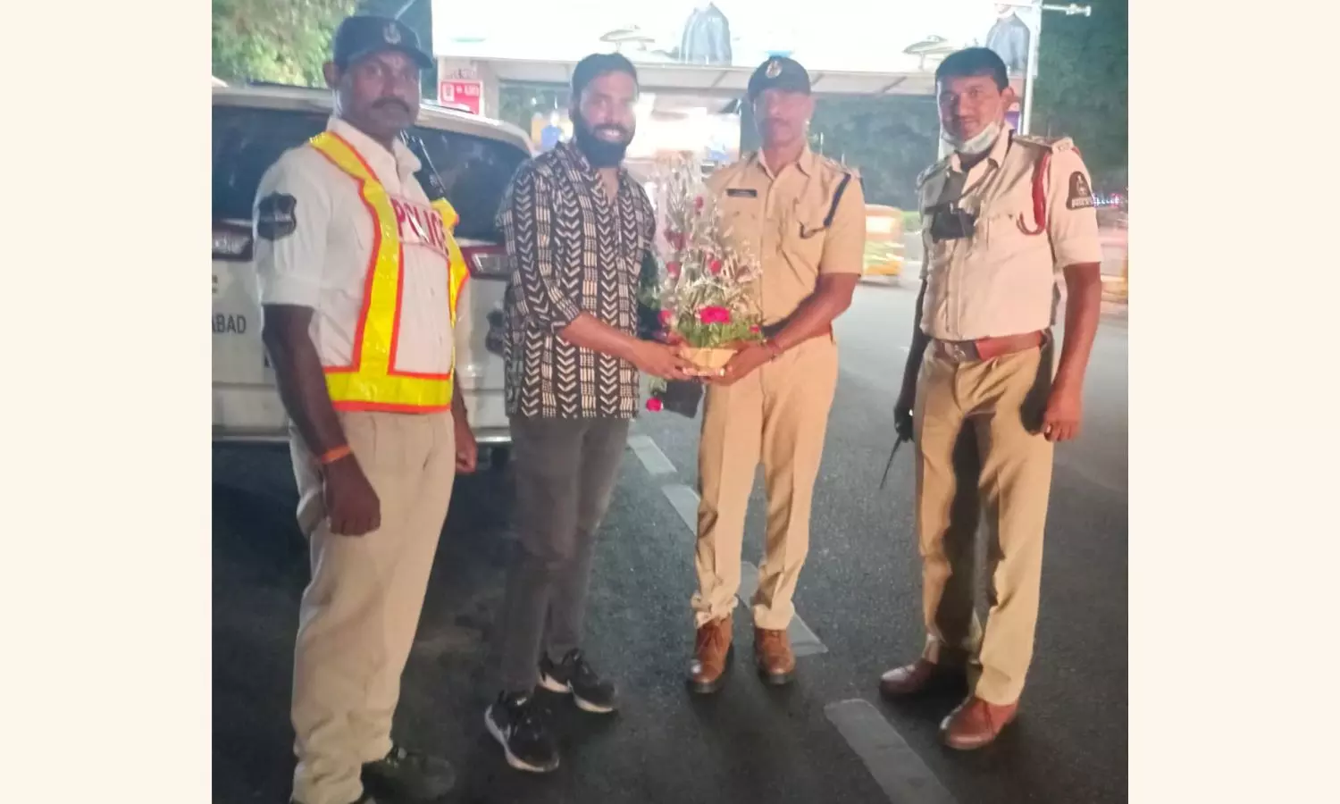 Hyderabad Traffic Police Felicitates Google Employee For Helping Woman On YMCA Flyover Hyderabad Traffic Police Felicitates Google Employee For Helping Woman On YMCA Flyover